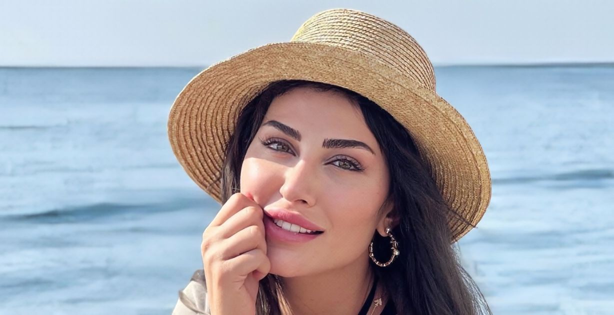 هبة نور تخطف الأنظار بفستان أبيض قصير