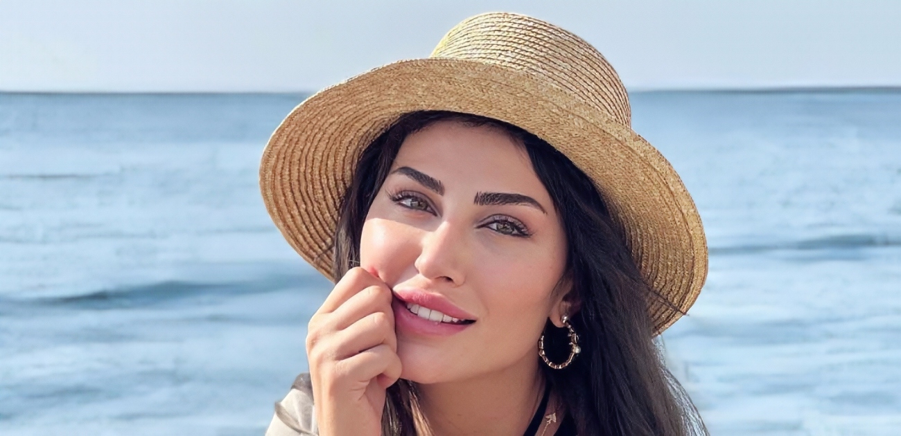 هبة نور تخطف الأنظار بفستان أبيض قصير